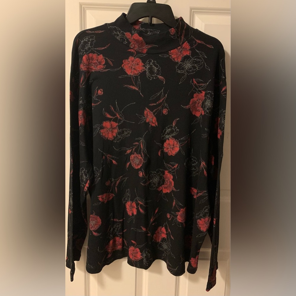 Like new✨| White Stag | Women’s floral🌺 black, red and silver detail top